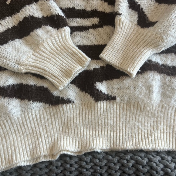 Cheetah Print XS Sweater - Picture 3 of 5